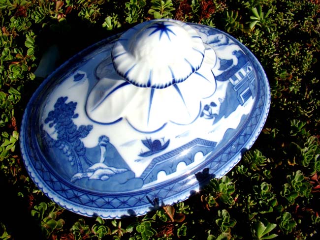 A Mottahedeh   porcelain 'Canton style' covered tureen on stand, 20th century — image 4